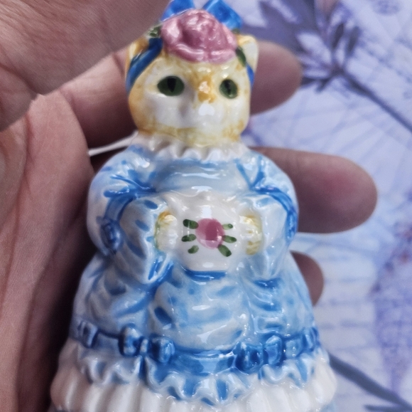 Vintage Cat Figurines in Blue Dress Salt And Pepper Shakers - Picture 3 of 5